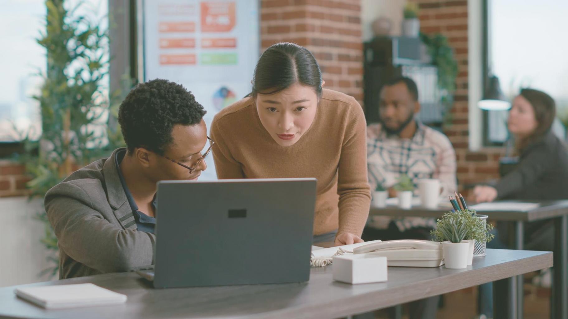 Moderne Büroumgebung mit Finanzunterlagen und digitalen Tools