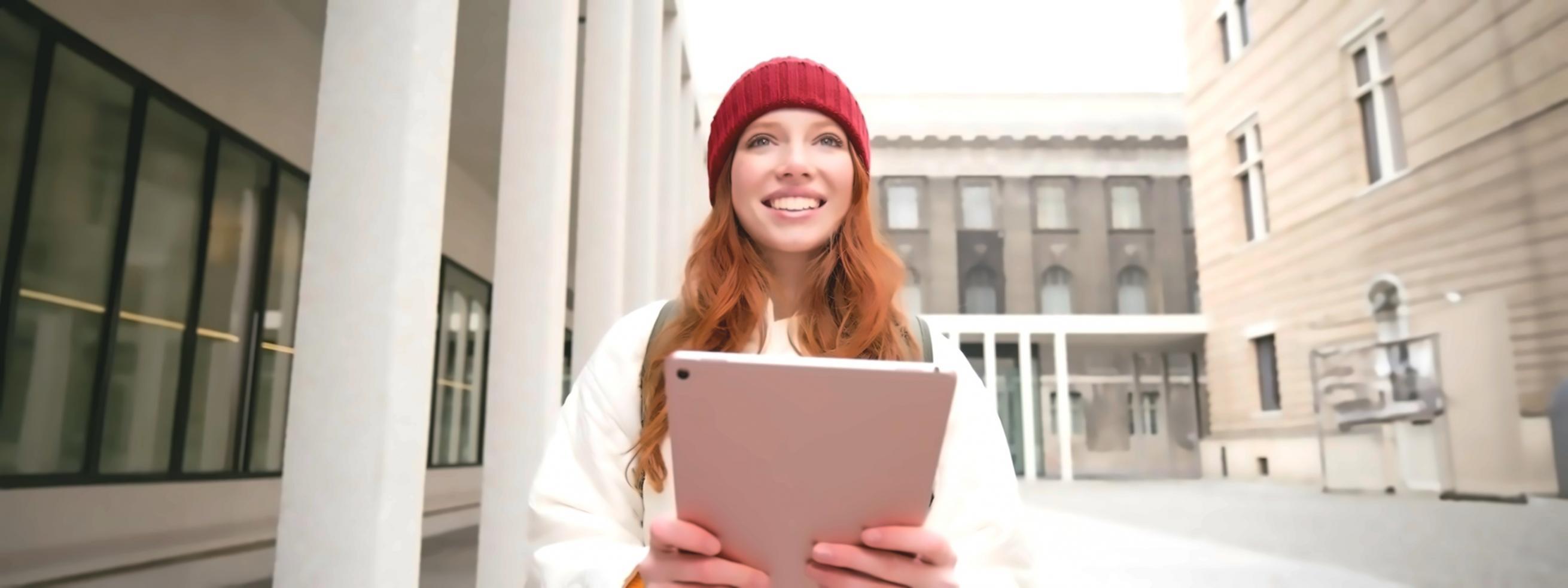 Teilnehmer bei einer Finanzveranstaltung im Austausch über Geschäftsprozesse